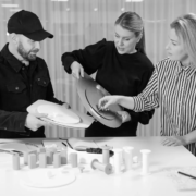Folk kollar på produkter